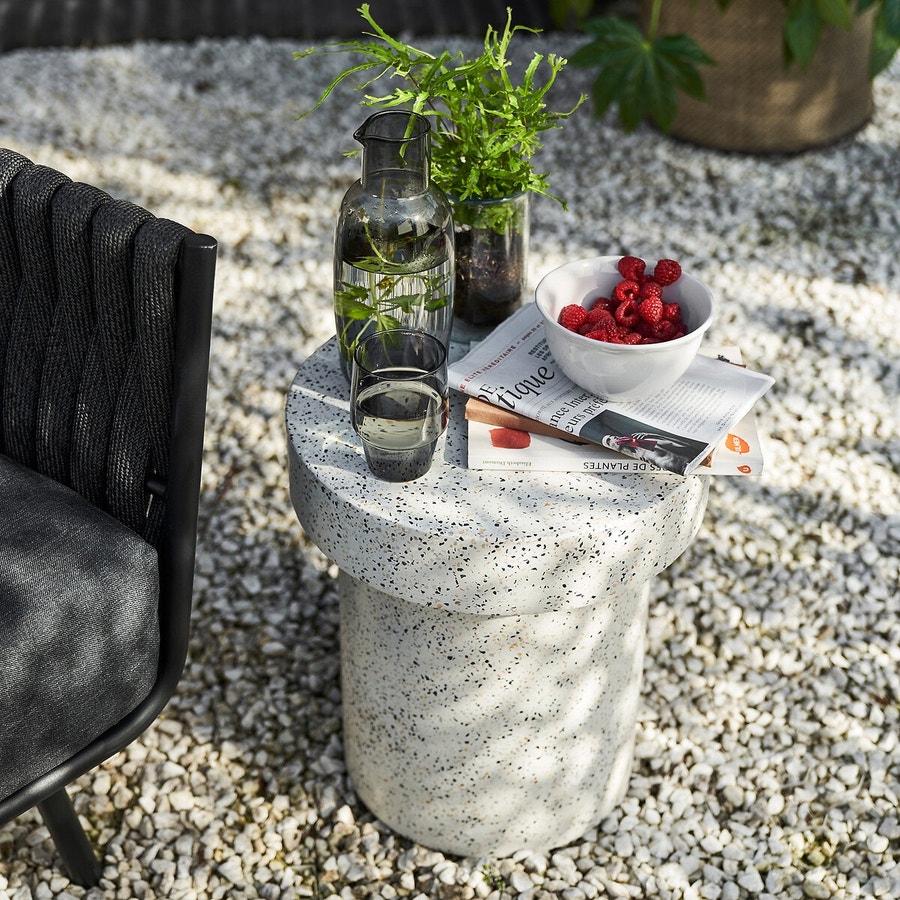 Une table tendance bloc en terrazzo clair