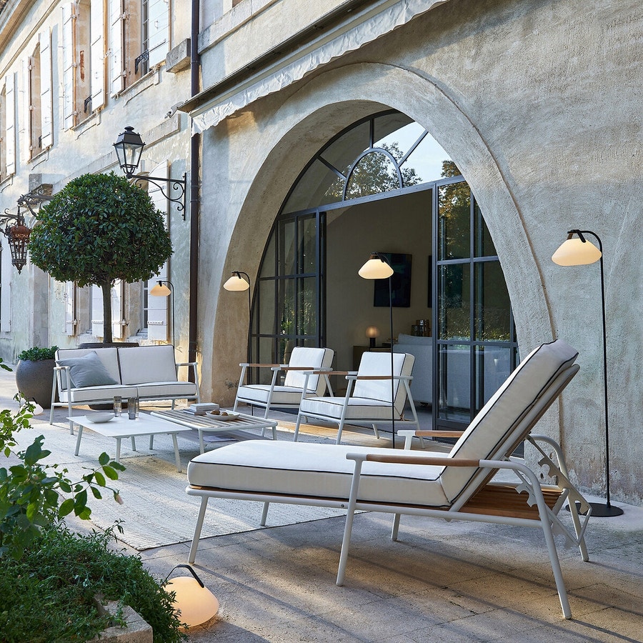une terrasse avec bain de soleil canape et fauteuil blanc