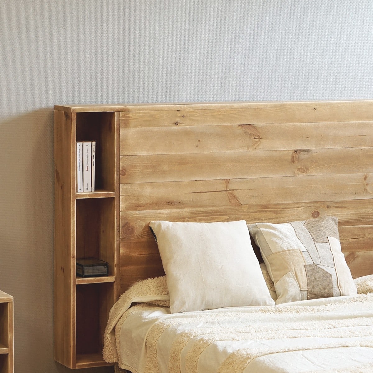 une tete de lit en bois avec des cases de rangement minimaliste