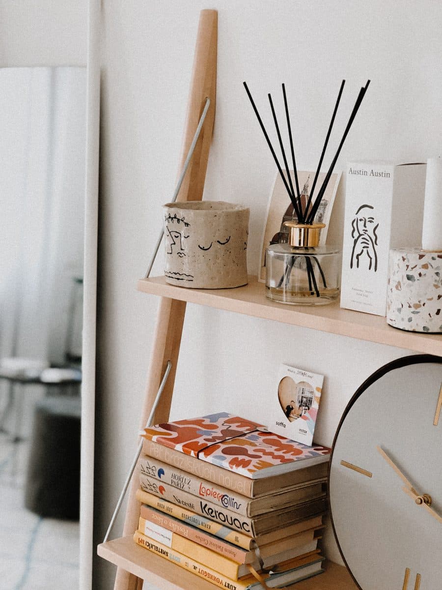 une étagère avec des livre et un pot en Terrazzo 