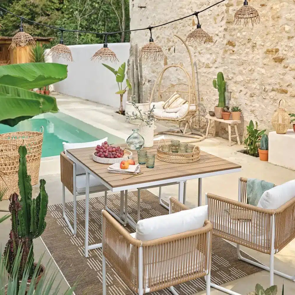Une terrasse avec piscine et mobilier design