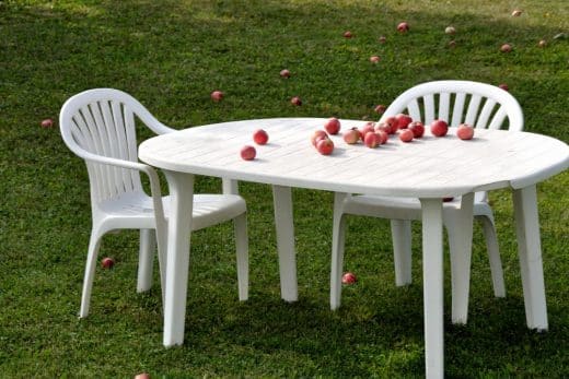 À épingler : Adieu les taches sur votre salon de jardin en plastique blanc ! Découvrez l’astuce ultime pour le rendre impeccable et lumineux comme au premier jour !