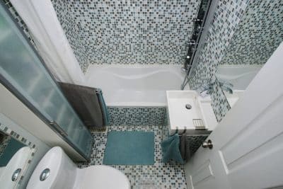 Aménager une salle de bain de 3 m² : C'est totalement possible grâce à ses 4 astuces !