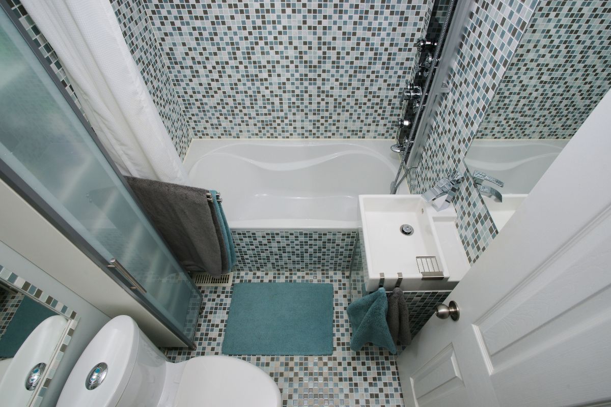 Aménager une salle de bain de 3 m² : C'est totalement possible grâce à ses 4 astuces !