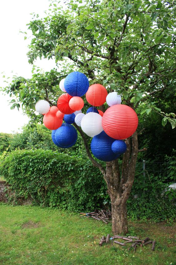 Arbre decore avec des ballons tricolores