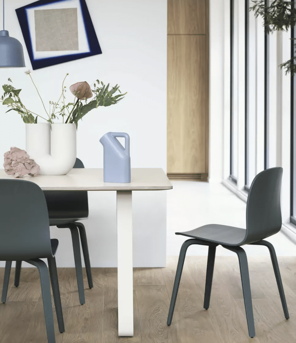 salle à manger avec objet de décoration pastel aux formes organiques