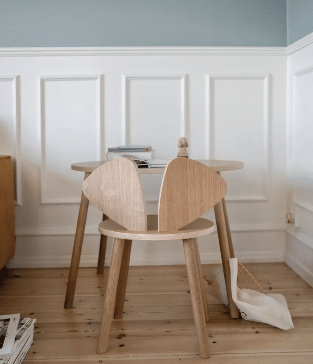 bureau d'enfant design dans chambre avec boiseries blanches 