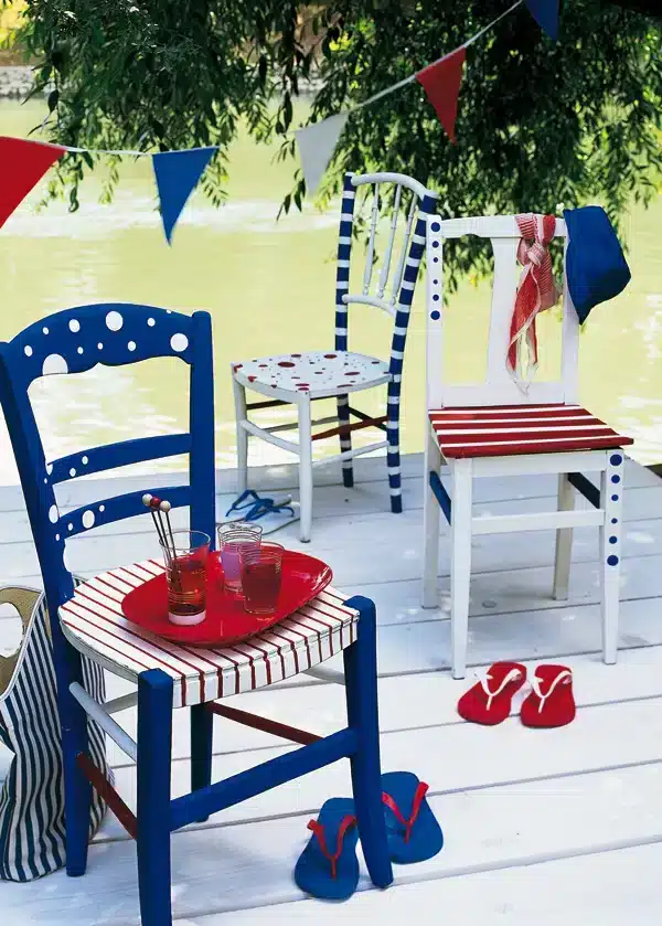 chaises-peinture-tricolore- DIY-14-juillet