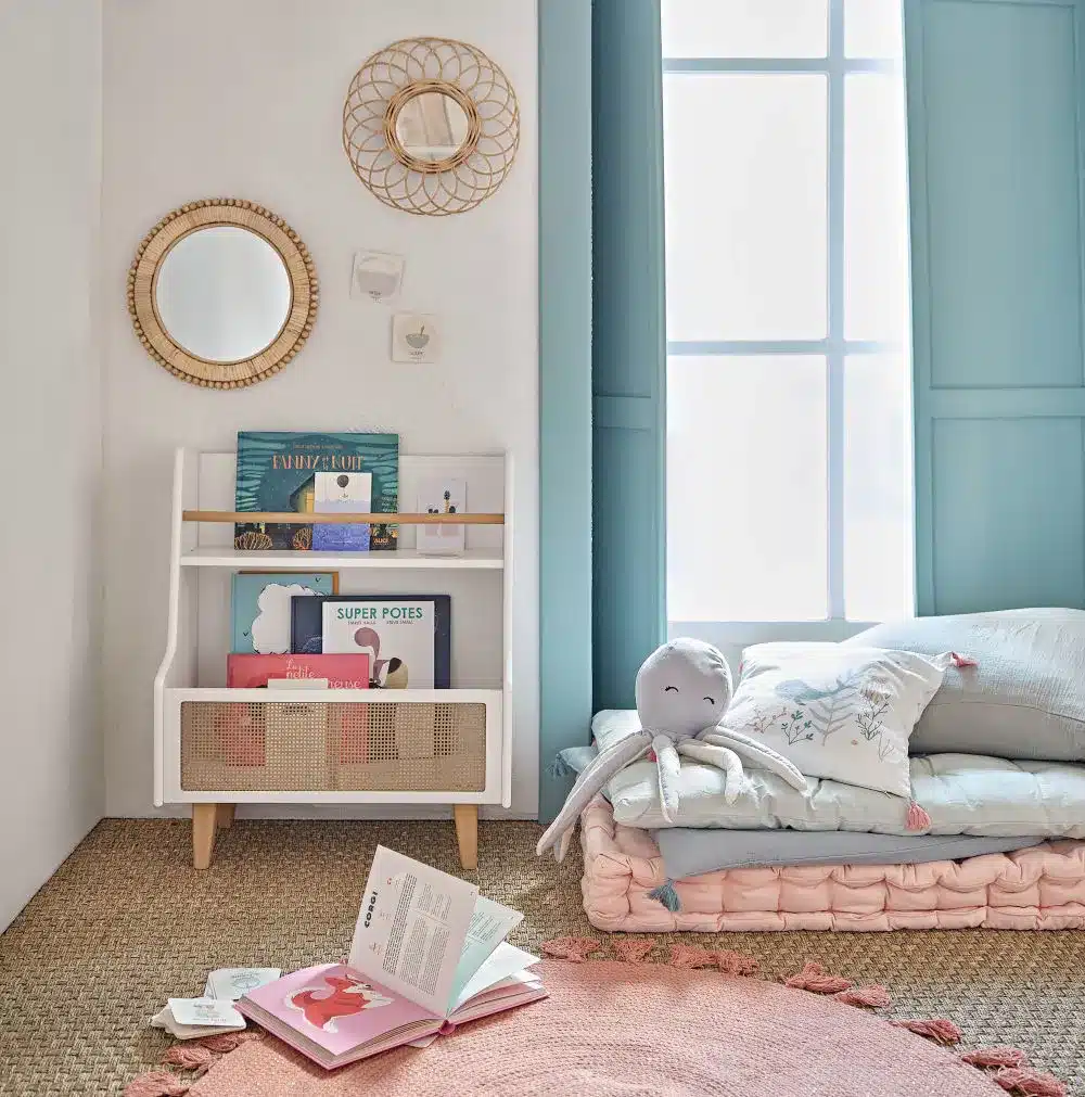 chambre d'enfant coloré avec meuble vintage et peluche douillette