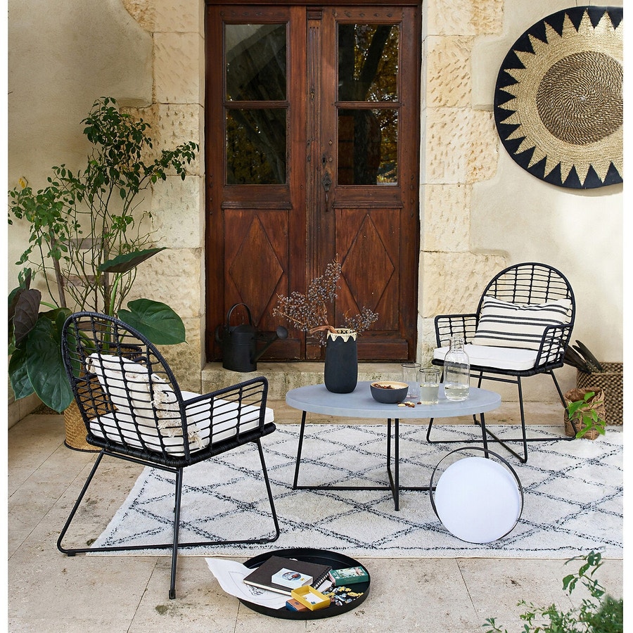 Coin cosy sur une terrasse avec une décoration invitant au voyage