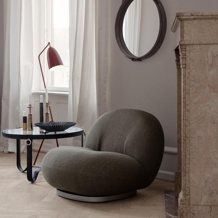 coin detente avec fauteuil design gris et lampadaire grashoppa de gubi