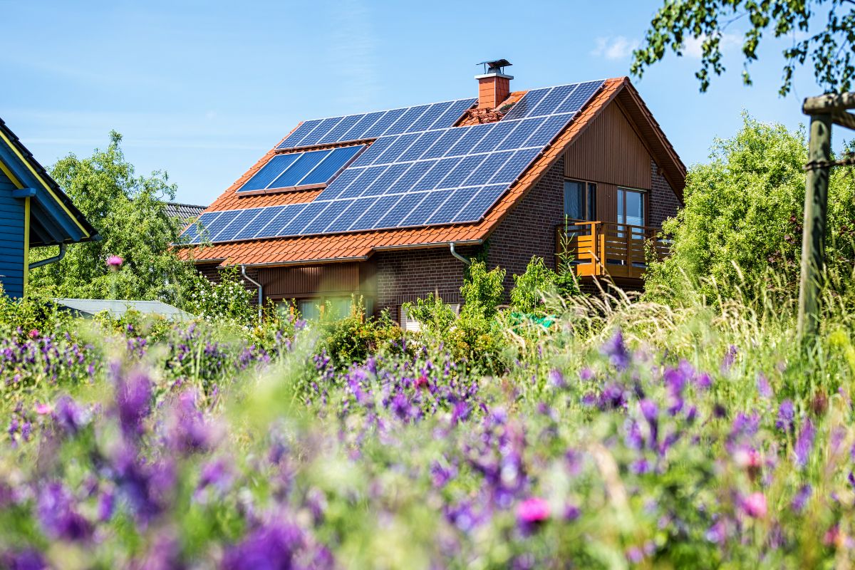 Découvrez comment utiliser l'énergie solaire pour alimenter votre maison et économiser des milliers d'euros !