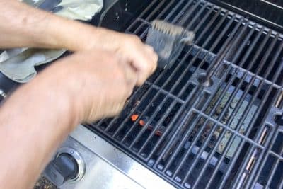 Dites adieu à la corvée du nettoyage des grilles de barbecue : découvrez ces 4 astuces secrètes qui vont vous simplifier la vie !