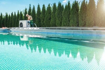 Énergie solaire pour votre piscine : comment réduire votre empreinte carbone tout en chauffant l'eau de manière économique !