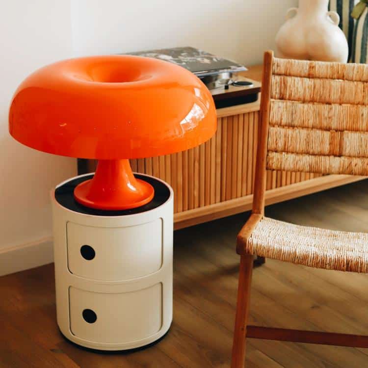 lampe nesso d'artemide orange sur meuble dappoint kartelle