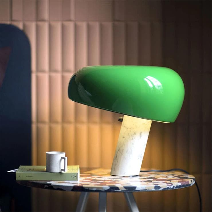 Lampe snoopy de Flos posé sur une table en terrazzo