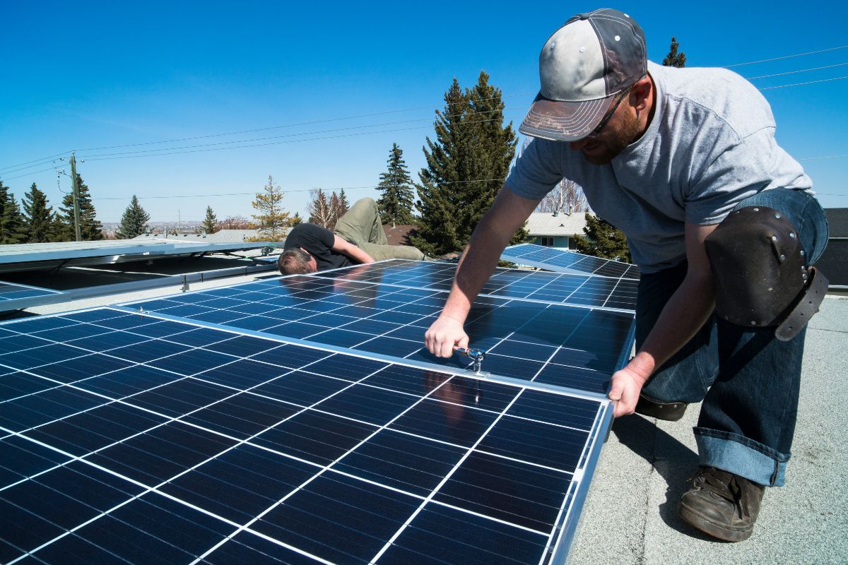 Panneaux solaires gratuits qui alimentent votre maison tout l'été... Info ou intox ?
