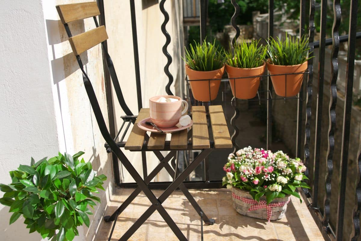 Petit balcon : les 3 trouvailles ingénieuses pour ranger malin et profiter pleinement de votre espace extérieur !