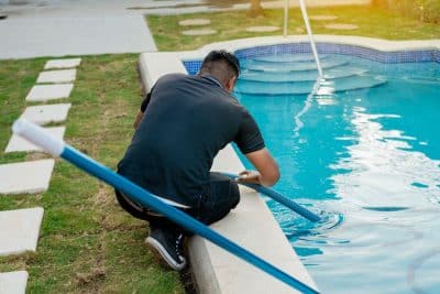 Piscine : découvrez les secrets bien gardés des propriétaires de piscines pour un entretien facile et efficace !