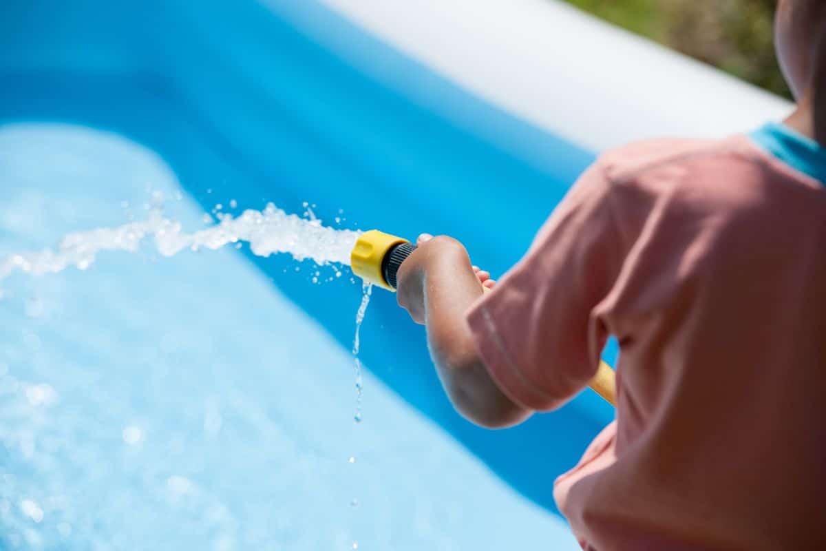 Remplir sa piscine en période de restriction d'eau : cette technique secrète va vous épater !