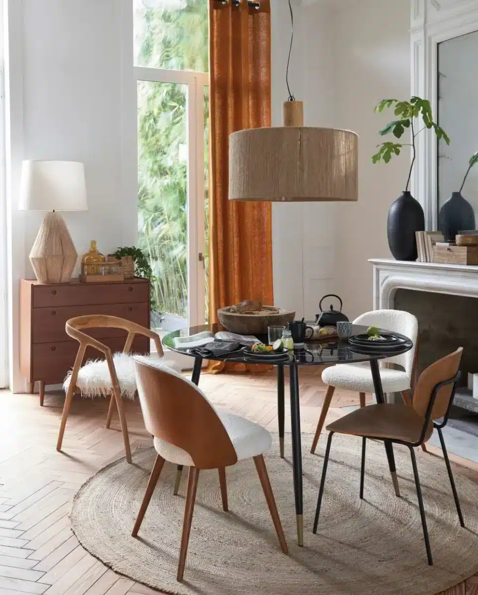 une salle à manger à la décoration design et scandinave