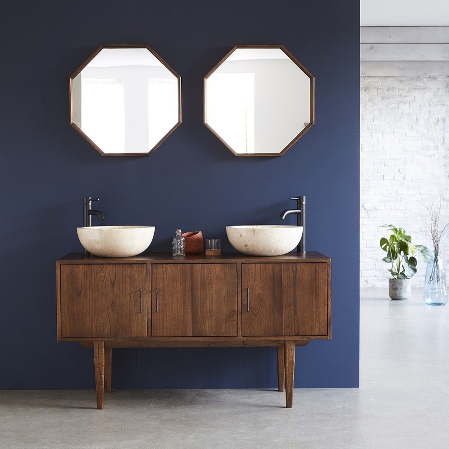 Une salle de bain avec un meuble en bois desprit vintage