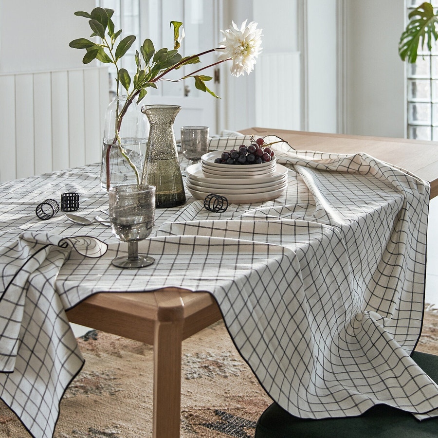 Une table avec une nappe à carreaux et une jolie vaisselle