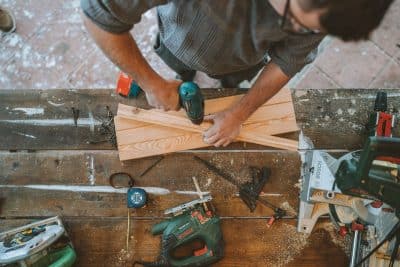 Voici une liste des 3 outils indispensables pour vos projets de bricolage en plein air