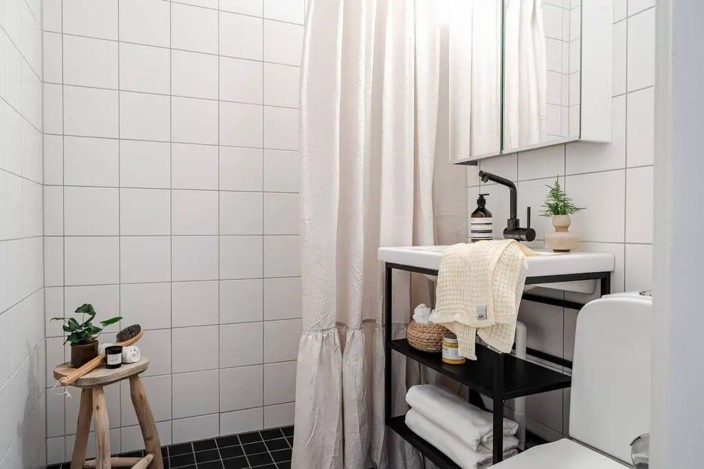 salle de bain d'un appartement mansardé avec verrière 