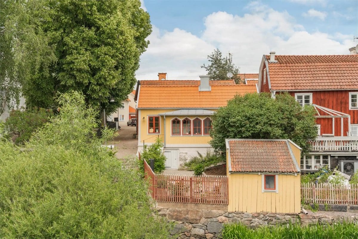 extérieur d'une charmante maison scandinave de 35 m² en bois teinté de jaune