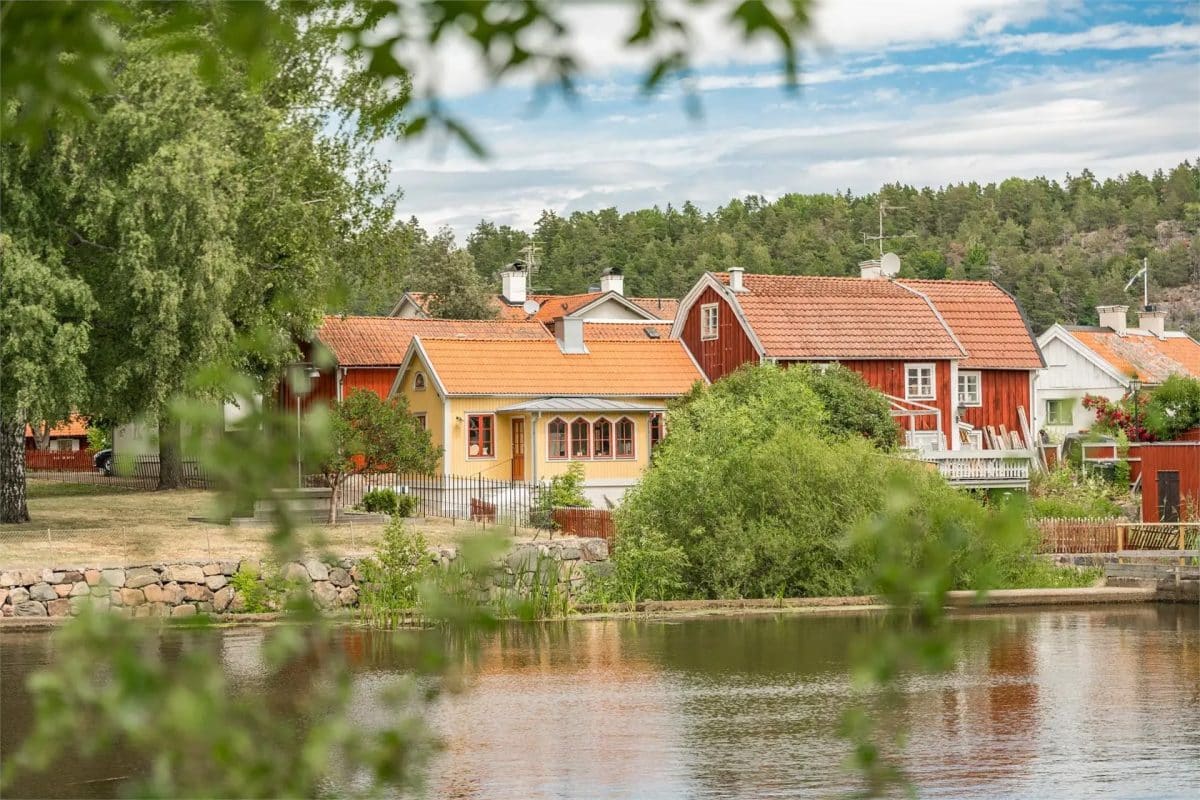 une charmante maison scandinave dans un cadre bucolique de 35 m² en bois teinté de jaune