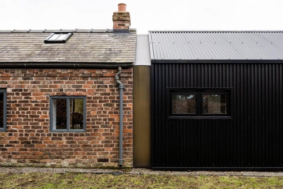 Maison dans une fonderie désaffectée agrandie dans un village anglais