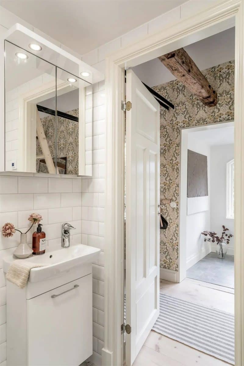 Salle de bain dans une charmante maison scandinave de 35 m2  