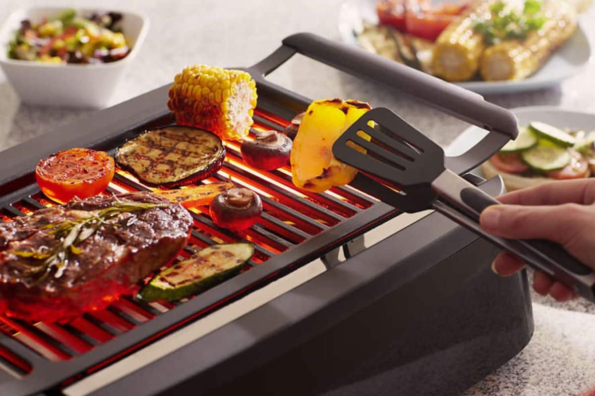 Amateurs de barbecue, réjouissez-vous ! Comment faire des grillades à l'intérieur de votre appartement sans enfreindre les règles !