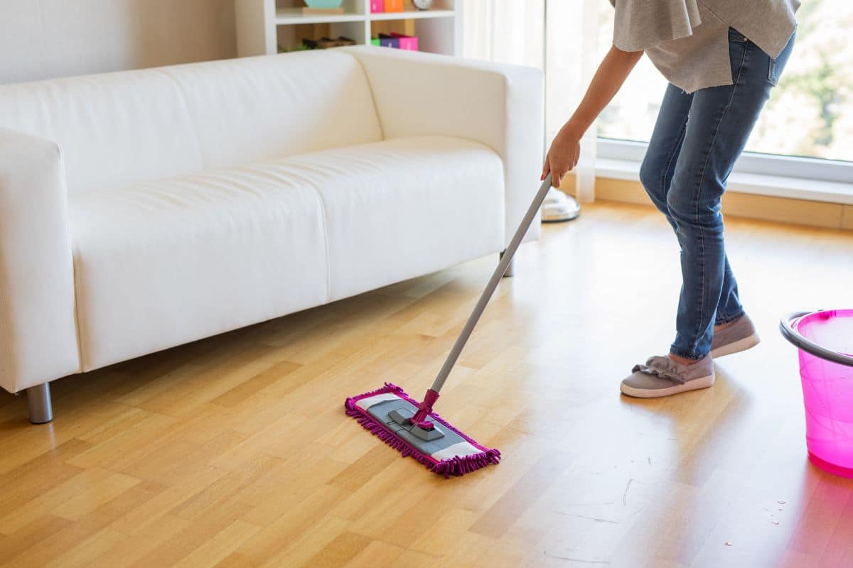 Astuce de grands-mères : ce secret pour des sols impeccables sans lever le petit doigt ! 