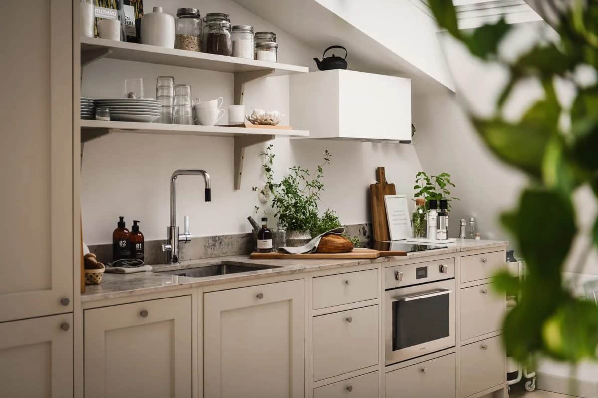 cuisine beige dans appartement sous les toits en suede