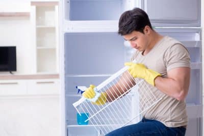Les 5 erreurs courantes à éviter absolument lors du nettoyage de votre frigo et comment le désinfecter efficacement !