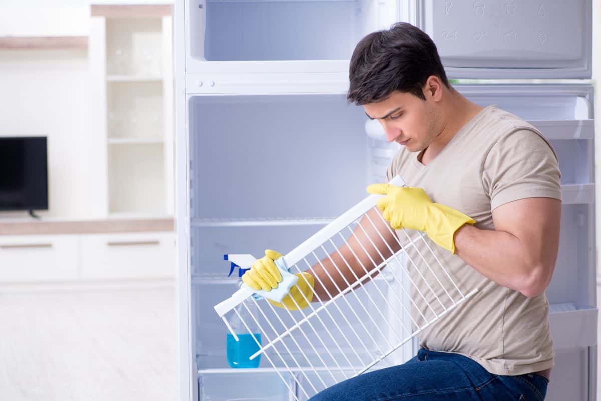 Les 5 erreurs courantes à éviter absolument lors du nettoyage de votre frigo et comment le désinfecter efficacement !