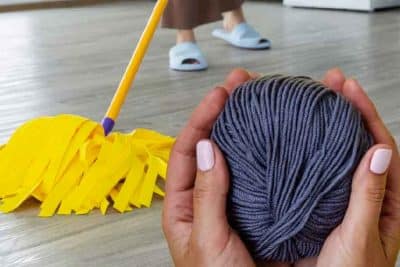 Nettoyage : redonnez de la brillance à votre sol en utilisant une simple pelote de laine !