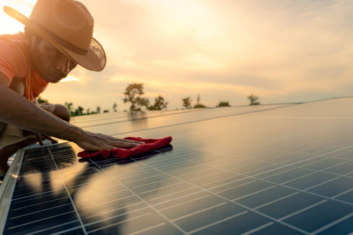 Panneaux solaires : est-il nécessaire de les nettoyer et à quelle fréquence le faire pour un rendement optimal ?