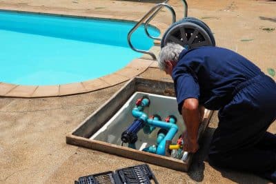 Piscine : quels sont les signes qui peuvent annoncer une fuite et comment la réparer soi-même ?