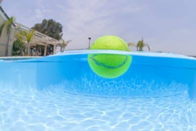 Piscine : Voici pourquoi vous devriez tester cette astuce d'entretien insolite ne nécessitant qu'une balle de tennis