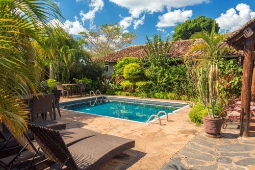 À épingler : Quels meubles et décorations aménager autour de sa piscine sans casser la tirelire ? 5 inspirations