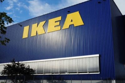 Révolution chez Ikea : Découvrez le coussin qui se métamorphose en couverture ! 