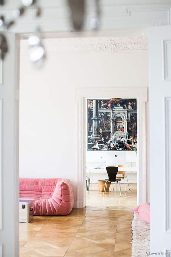 salon avec canapé rose