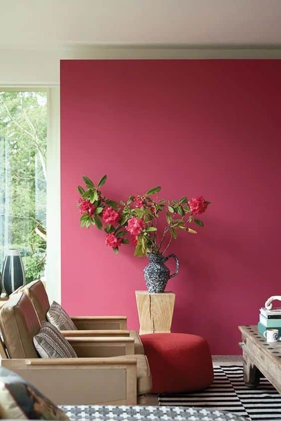 salon avec un mur rose barbie