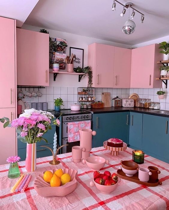 une cuisine habillee de rose bonbon