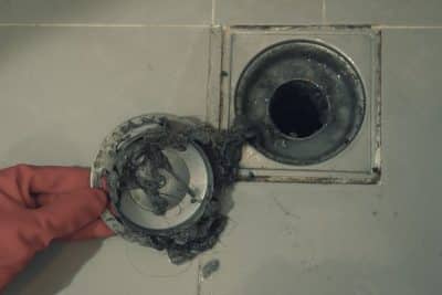 Découvrez le secret pour déboucher votre douche vous-même, ne payez plus pour un plombier !