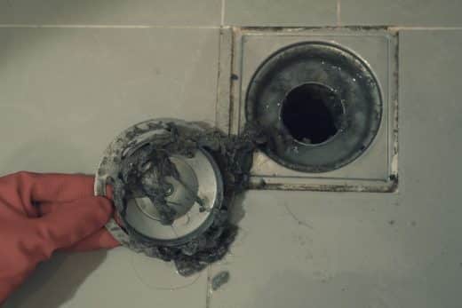 À épingler : Découvrez le secret pour déboucher votre douche vous-même, ne payez plus pour un plombier !