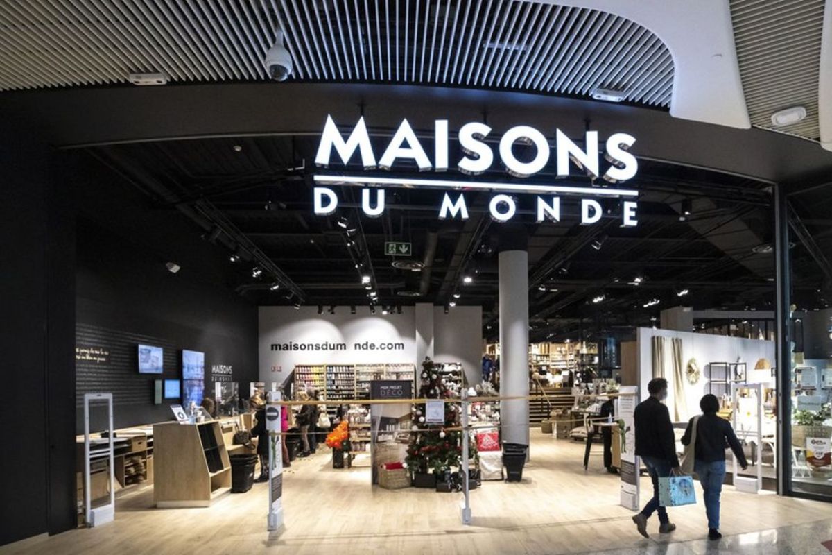 En ce moment chez Maisons du Monde, retrouvez une collection colorée pour changer le style de votre salon sans trop dépenser